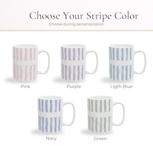 Puede incluir: Tazas de cer&aacute;mica blanca con dise&ntilde;os de rayas verticales en rosa, morado, azul claro, azul marino y verde. El texto "Choose Your Stripe Color" y "Choose during personalization" est&aacute; en la parte superior de la imagen.