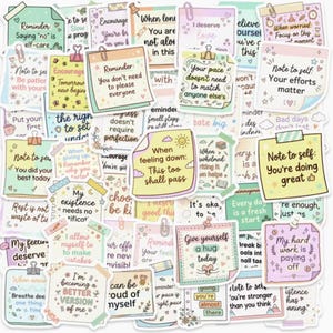 Peut inclure: Une collection d'autocollants carrés et rectangulaires aux couleurs pastel avec des textes de motivation comme Reminder: Saying no is self-care, Your efforts matter, When feeling down: This too shall pass et You are doing great.