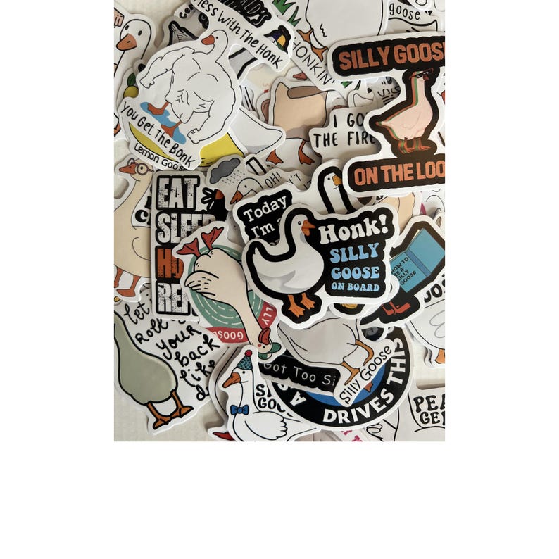 Op de afbeelding: Een verzameling witte, zwarte en bruine stickers met cartoon ganzen in verschillende poses. Sommige stickers hebben tekst zoals "Silly Goose", "Honk!" en "You Get The Bonk". De stickers zijn in verschillende vormen en maten.