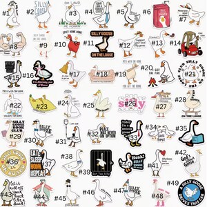 Op de afbeelding: Een verzameling grillige ganzenstickers met verschillende ontwerpen en zinnen. De stickers tonen cartoon ganzen in verschillende poses, met teksten als "Silly Goose", "Honk" en "On the Loose". Kleuren zijn onder meer wit, zwart, rood en geel.
