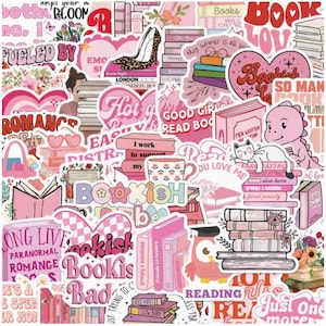 Peut inclure: Une collection d'autocollants roses et blancs avec divers motifs. Les autocollants présentent des livres, des cœurs et du texte comme "Bookish", "Romance" et "Reading". D'autres motifs incluent un talon haut, un dinosaure et un hibou.