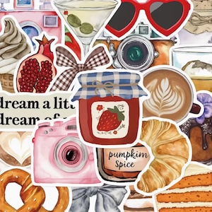 Peut inclure: Une collection d'autocollants représentant un pot de confiture de fraises avec un couvercle à carreaux bleus, un appareil photo rose, un croissant, un latte avec art de mousse, un bretzel, une grenade, un verre à martini et du texte.
