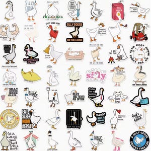 Op de afbeelding: Een verzameling diverse stickers met cartoon ganzen in verschillende poses en met humoristische zinnen. De stickers zijn in verschillende kleuren en ontwerpen, met tekst als "Silly Goose" en "On the Loose."