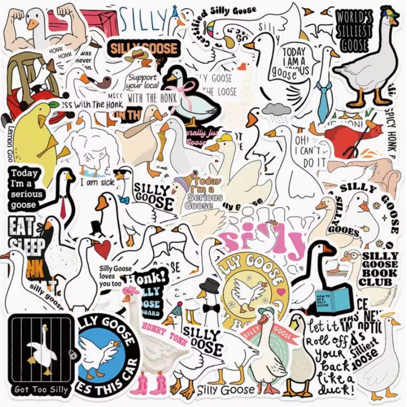 Op de afbeelding: Een verzameling witte ganzenstickers met diverse ontwerpen en tekst. Sommige stickers tonen ganzen met hoeden, vlinderdassen en andere accessoires. Tekst bevat "Silly Goose", "Honk" en "Today I am a serious goose".