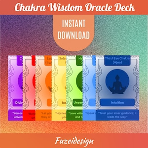 Puede incluir: Baraja de oráculo Chakra Wisdom con el texto "INSTANT DOWNLOAD". La baraja presenta cartas con ilustraciones de chakras coloridas y texto. Las cartas tienen un fondo degradado con el texto "Fuzeidesign".