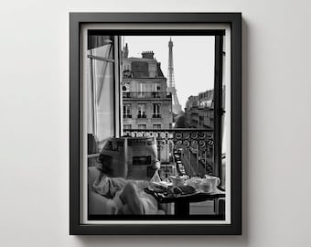 Parijse fotografieprint: vrouw leest krant, vintage Eiffeltoren (digitale download)