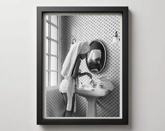 Impresión de moda en blanco y negro: Mujer en el baño, arte mural de lujo imprimible (descarga digital)