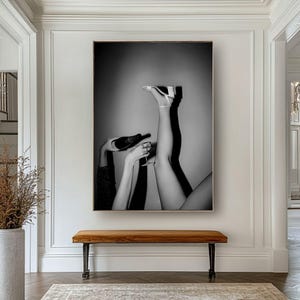 Czarno-biała fotografia modowa Bar Cart Decor Wysokie obcasy Martini Art Print Feministyczny plakat Seksowna dekoracja ścienna Prezent dla niej