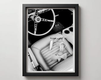 ヴィンテージカーとハイヒールのファッションプリント：白黒ウォールアート（デジタルダウンロード）