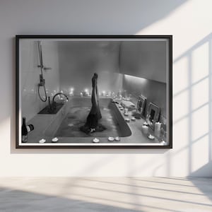 Czarno-biała fotografia modowa Kobieta w wannie Wydrukuj sztukę ścienną w łazience Wydrukuj wózek barowy Kobieta pijąca wino Wydrukuj sypialnię kobiety