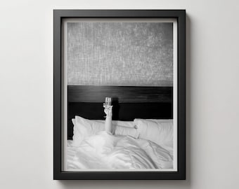 Schwarz weisse Frau trinkt Wein Druck: Chices Schlafzimmer Dekor (Digitaler Download)