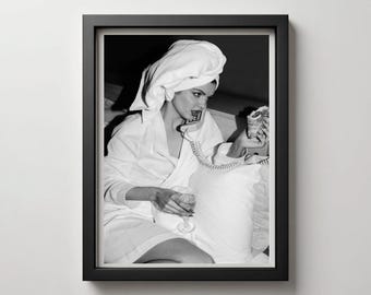 Stampa murale vintage raffigurante una donna che mangia pizza, stampa di moda per camera d'albergo retrò (download digitale)