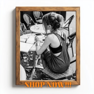 Schwarzweiß-Paris Cafe Woman Print, feminine Straßenfotografie, gemütliche Kaffeewandkunst, europäisches minimalistisches ästhetisches Poster