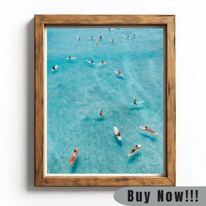 Impresión fotográfica aérea de tabla de surf y surfistas / Arte mural costero / Póster de surfista oceánico / Decoración estética de playa / Imprimible de verano hawaiano