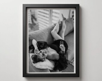 Donna in bianco e nero che si rilassa con lo champagne – Fotografia di moda chic da appendere al muro