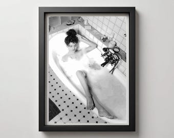 Frau in Badewanne Fotografie Druck: Schwarz weiß Badezimmer Dekor (Digitaler Download)