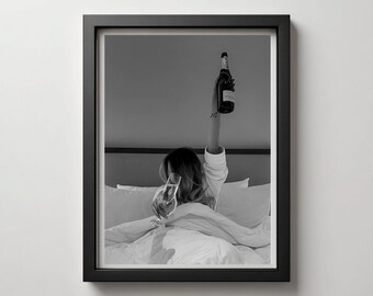 Fashion Print: Frau trinkt Wein im Bett (Digital Download)