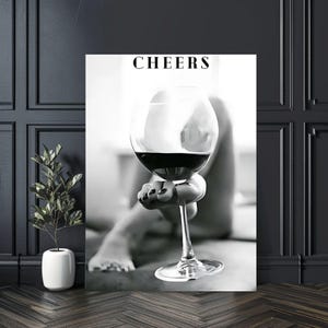 Czarno-biała fotografia modowa Vintage Bar Cart Print Kobieta pijąca wino w łóżku plakat Alkoholowa sztuka ścienna Sztuka kobieca