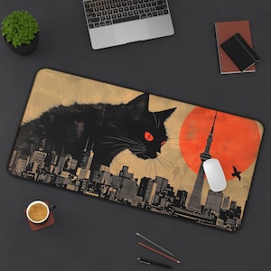 Op de afbeelding: Een zwarte kat met rode ogen staat voor een stadsbeeld met een rode zon en een hoge toren op de achtergrond. De kat is gesilhouetteerd tegen de stad en de zon.