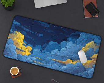 Könnte beinhalten: Ein rechteckiges Mauspad mit einer lebendigen Illustration eines Nachthimmels mit flauschigen blauen und gelben Wolken. Eine weiße Computermaus liegt auf dem Pad, neben einem Laptop, einem Notizbuch und einer Tasse Kaffee.