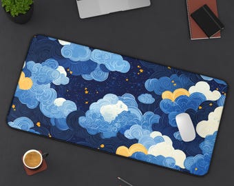 Könnte beinhalten: Rechteckige Schreibtischunterlage mit einem Wolkenmuster in Blau-, Weiß- und Gelbtönen. Die Unterlage hat einen dunkelblauen Hintergrund mit Wirbelmustern und kleinen gelben Sternen. Eine weiße Computermaus liegt auf der Unterlage.