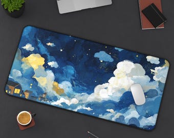 Könnte beinhalten: Rechteckiges Mauspad mit einem Nachthimmel-Design. Das Pad hat einen dunkelblauen Hintergrund mit weißen und gelben Wolken, Sternen und kleinen Häusern. Eine weiße Computermaus liegt darauf.