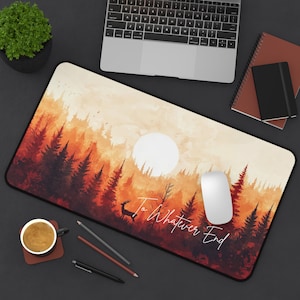 Könnte beinhalten: Eine Mauspad mit einer braunen und orangefarbenen Aquarell-Waldszene mit einem weißen Mond und einer Hirsch-Silhouette. Der Text "To Whatever End" ist in Weiß in der unteren rechten Ecke des Mauspads geschrieben.