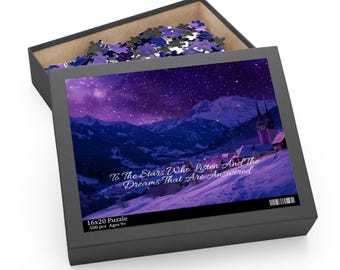Puede incluir: Un rompecabezas de 500 piezas que presenta una escena de montaña nevada con una iglesia en la base de la colina. El cielo es de un morado vibrante con estrellas blancas. El texto "To The Stars Who Listen And The Dreams That Are Answered" está impreso en la nieve. El rompecabezas mide 40,6 x 50,8 cm y se recomienda para niños de 9 años en adelante.
