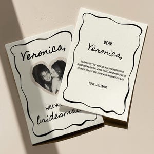 Puede incluir: Un juego de tres tazas de cerámica con un esmalte moteado de color crema. Cada taza presenta un diseño pintado a mano diferente: una hoja azul y verde, una flor amarilla y una baya roja. Las tazas tienen una forma simple y redondeada.