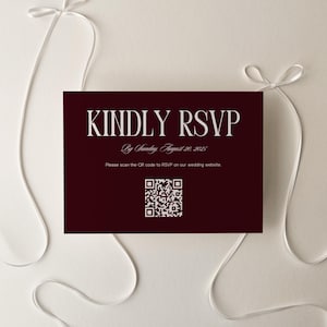 Puede incluir: Tarjeta de confirmación de asistencia burdeos con texto blanco «KINDLY RSVP» y «By Sunday, August 20, 2025». Un código QR está impreso debajo. Cintas blancas con lazos a ambos lados de la tarjeta.