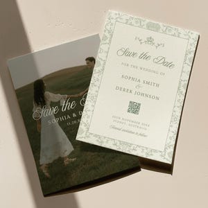 Pode incluir: Dois cartões de casamento "Save the Date". Um cartão apresenta uma foto de um casal em um campo com o texto "Save the Date" e nomes. O outro cartão tem uma borda floral e o texto: "Save the Date" para o casamento de Sophia Smith & Derek Johnson.