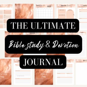 Op de afbeelding: Een verzameling afdrukbare journaalpagina's met een perzik- en goudmarmerontwerp. De pagina's bevatten secties voor Bijbelstudie, gebed, preeknotities en een maandkalender voor juli. De tekst op de journaalpagina's luidt "THE ULTIMATE Bible study & Devotion JOURNAL."