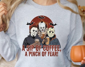 Une gorgée de café Pull Une pincée de peur, T-shirt personnages d'horreur d'Halloween, cadeau joyeux Halloween, chemise tueurs de films d'horreur, t-shirt effrayant