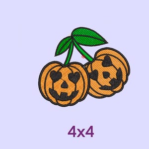 Puede incluir: Dos calabazas naranjas con caras de calabaza y ojos negros en forma de corazón, conectados por un tallo verde. Las calabazas miden 4x4 pulgadas.