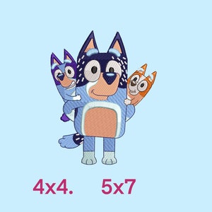 Puede incluir: Parche bordado con tres perros de dibujos animados azules y morados. El perro más grande está de pie con los brazos extendidos, sosteniendo dos perros más pequeños. El texto "4x4. 5x7" está impreso debajo de los perros.