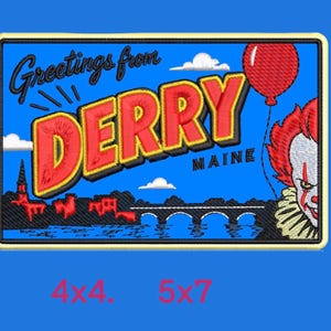 Puede incluir: Un parche bordado rectangular con fondo azul y el texto Greetings from DERRY MAINE en rojo y amarillo. El diseño incluye un globo rojo, una silueta negra de un puente y una ciudad, y una cara de payaso. Texto 4x4 y 5x7 en la parte inferior.