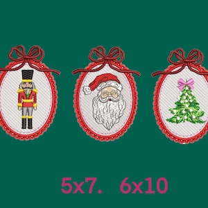 Puede incluir: Adornos navideños bordados con un cascanueces, Papá Noel y un árbol de Navidad. Cada diseño está enmarcado en un óvalo rojo con un borde festoneado y un lazo rojo. El texto "5x7. 6x10" está en la parte inferior.