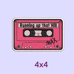 Puede incluir: Parche bordado con un diseño de cinta de cassette rosa. El texto "Running up that Hill" se muestra en la parte superior, con "MAX" escrito en la parte inferior derecha. El parche mide aproximadamente 10 x 10 cm.