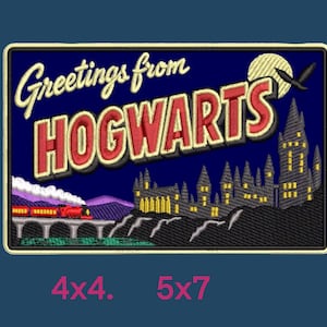 Puede incluir: Un parche bordado rectangular con el texto Greetings from HOGWARTS en letras amarillas y rojas. El diseño incluye un tren rojo sobre un puente, un castillo oscuro con ventanas amarillas, una luna llena y un pájaro sobre un fondo azul oscuro.