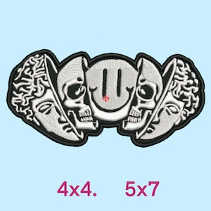 Puede incluir: Parche bordado en blanco y negro con dos calaveras que flanquean una cara sonriente con dos líneas verticales para los ojos. Las calaveras están parcialmente oscurecidas por un perfil de una cabeza humana a cada lado.