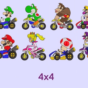 Puede incluir: Un conjunto de 4x4 diseños bordados con personajes de la serie de videojuegos Mario Kart. Los personajes incluyen Mario, Luigi, Peach, Toad, Donkey Kong, Yoshi, Bowser y Waluigi.