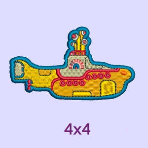 Puede incluir: Parche bordado de submarino amarillo con contorno azul y detalles rojos y rosas. El parche mide 4 pulgadas por 4 pulgadas.