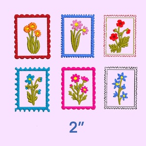 Puede incluir: Diseños florales bordados en marcos de sellos postales. Los diseños presentan varias flores en naranja, rosa, rojo y azul, con tallos y hojas verdes. Los marcos miden 5,08 cm y vienen en rojo, azul, rosa y negro.