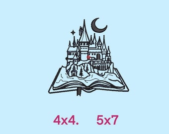 Puede incluir: Diseño de bordado en línea de arte en blanco y negro de un castillo en la parte superior de un libro abierto con una luna creciente arriba. El diseño está etiquetado como "4x4. 5x7".