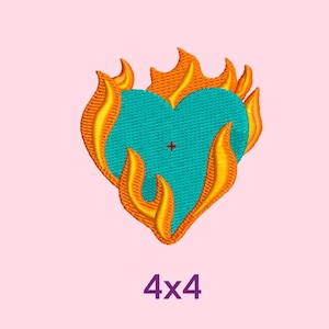 Puede incluir: Diseño bordado de un corazón turquesa envuelto en llamas naranjas y amarillas. El diseño está sobre un fondo rosa claro. El texto "4x4" se muestra debajo del diseño.