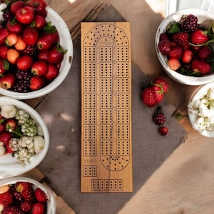 Tabuleiro de Cribbage Premium Personalizado Feito à Mão com Armazenamento Integrado de Pinos Maple Walnut Purple Heart Inclui 9 pinos de metal e cartas