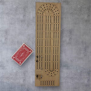Tablero de cribbage de arce personalizado de primera calidad con almacenamiento de clavijas integrado. Incluye 9 clavijas de metal y tarjetas. Hecho a mano en Texas.