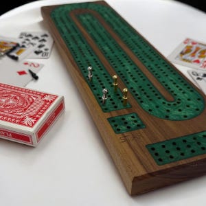 Tablero de cribbage premium de nogal con incrustaciones de resina epoxi verde / Almacenamiento de clavijas integrado / Incluye 9 clavijas de metal y tarjetas / Personalizable / Hecho a mano