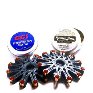 Puede incluir: Un juego de tres tazas de cerámica con acabado mate y moteado. Las tazas son de color crema, gris claro y gris oscuro. Cada taza tiene un diseño simple y minimalista.