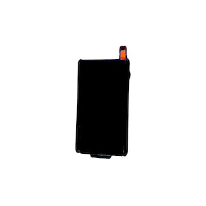 Könnte beinhalten: Ein schwarzes, rechteckiges Objekt mit einem kleinen, orangefarbenen Detail oben. Das Objekt scheint ein kleines elektronisches Gerät zu sein, möglicherweise ein Telefon oder ein ähnliches Gadget. Der Hintergrund ist schlicht weiß.